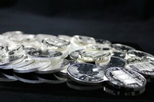 Srebro – niedoceniony metal z potencjałem. Dlaczego inwestorzy zaczynają się nim interesować?